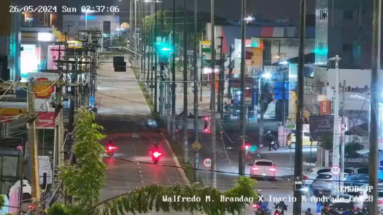 Após provocarem violento acidente em João Pessoa, homens abandonam carro e fogem a pé