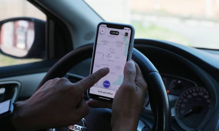 Comissão da Câmara analisa projeto de motoristas de app com INSS de 5% e fim do pagamento mínimo