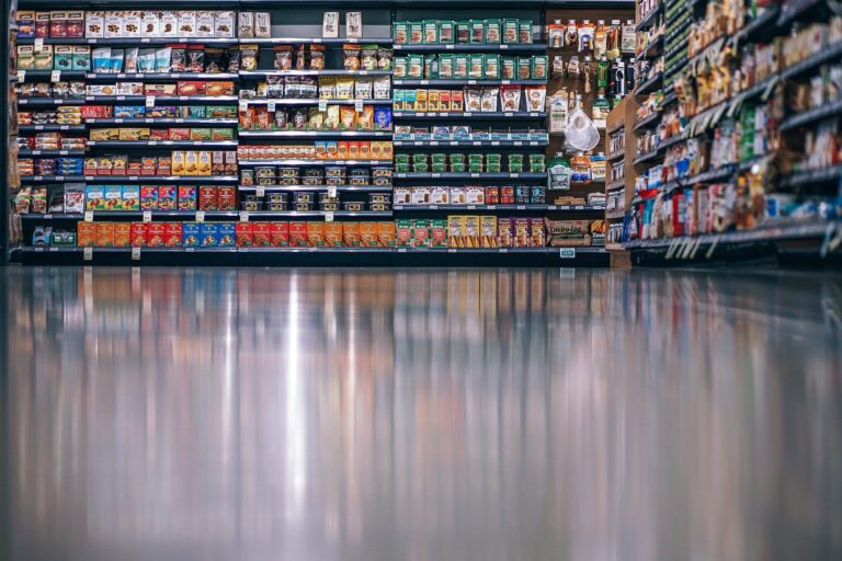 Presas suspeitas de distrair seguranças e furtar R$ 19 mil em produtos de supermercado em Campina; dupla agia em outros estados