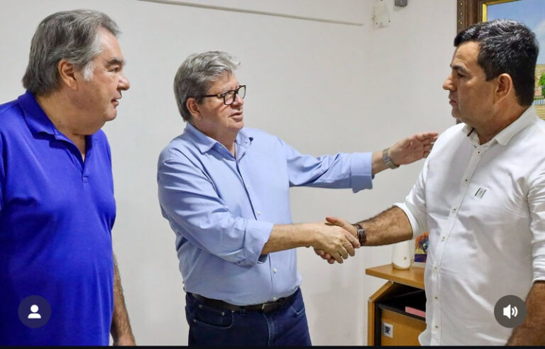 Ex-prefeito Aron toma posse como deputado estadual