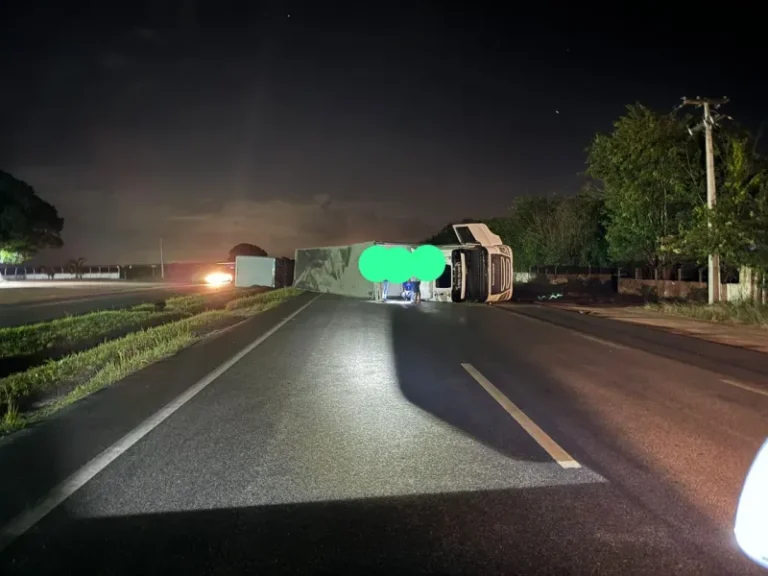 Veículo tipo rodotrem tomba e bloqueia completamente trecho da BR-230