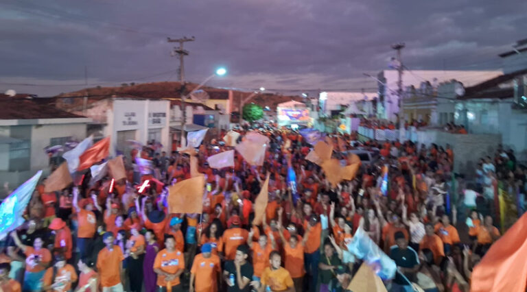 Prefeito Ari Inicia Campanha à Reeleição com Grande Ato de Adesivação que Terminou em Passeata e Comício
