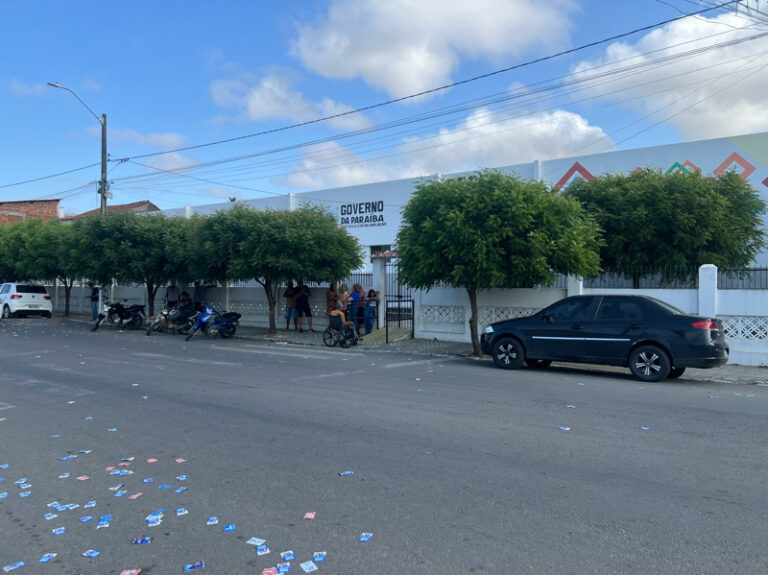 Desde as 7h, eleitores aguardam abertura das seções na Escola Professor Rangel em Ingá