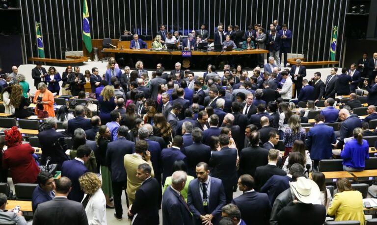 PEC que acaba com escala 6×1 atinge o número mínimo de assinaturas
