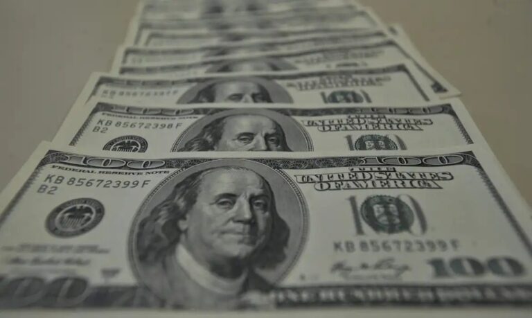 Banco Central vai leiloar US$ 4 bi de reservas internacionais para segurar dólar
