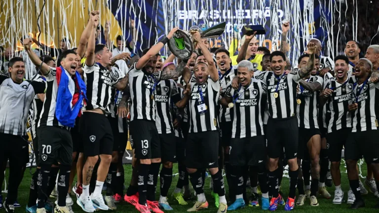 Campeão da Libertadores e do Brasileiro, Botafogo iguala Santos de Pelé e Flamengo de 2019