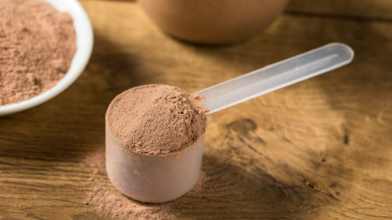 Qualquer pessoa pode tomar whey protein? Nutricionista explica