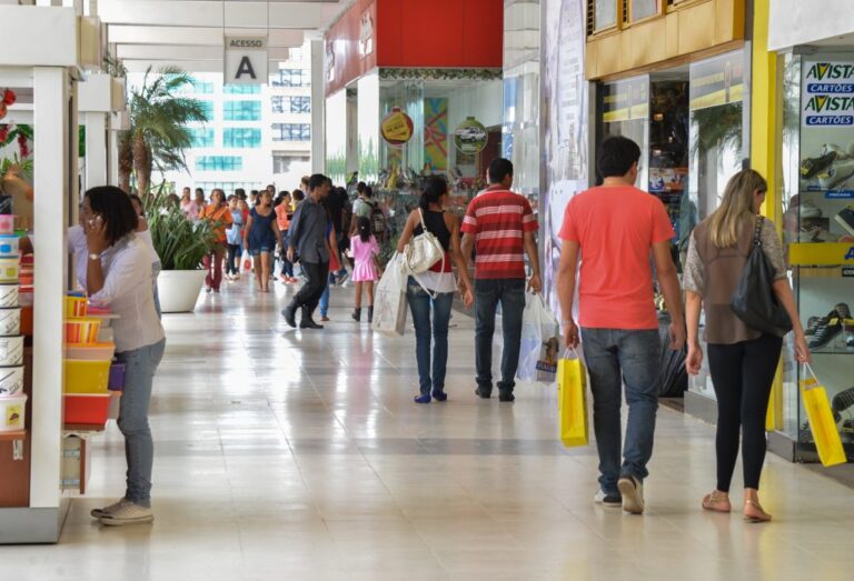 Consumidores paraibanos podem concorrer a R$ 100 mil e carro zero por compras em dezembro