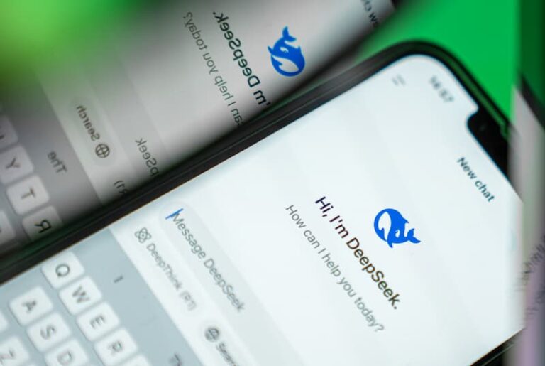 Inteligência artificial chinesa DeepSeek passa ChatGPT em downloads e afeta ações de tecnologia