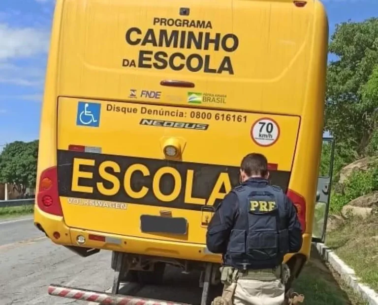 Ônibus escolar é detido pela PRF, que encontra várias irregularidades e pessoas sendo transportadas para um velório