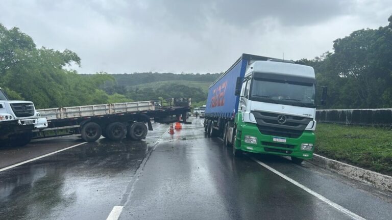 BR-101 é interditada entre Recife e João Pessoa, após incidentes com caminhão e carreta