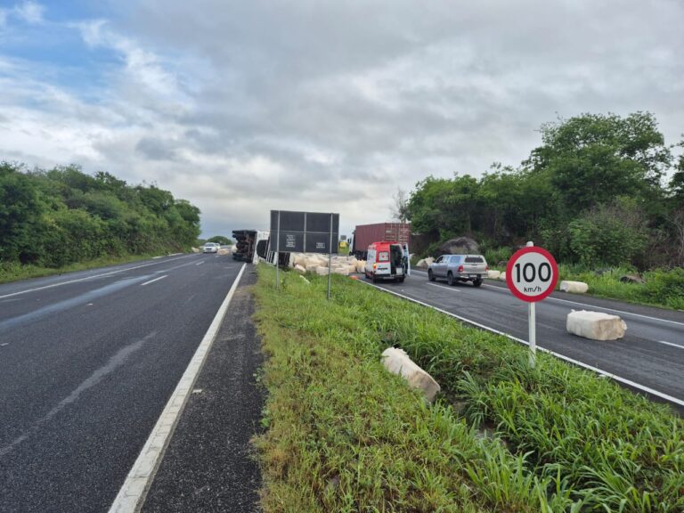 Caminhão carregado de alodão tomba na BR-230, em Campina Grande, e deixa três pessoas com ferimentos leves