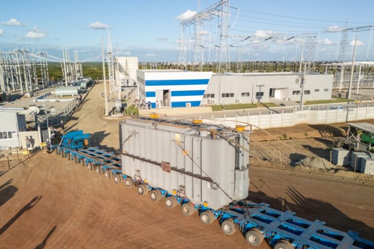 Carreta com novo transformador gigante começa a percorrer rodovias da Paraíba até a próxima semana