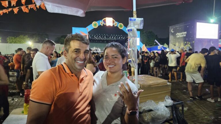 Santa Rita: vendedora ambulante é pega de surpresa e fica noiva em show de Wesley Safadão no Dia dos Namorados