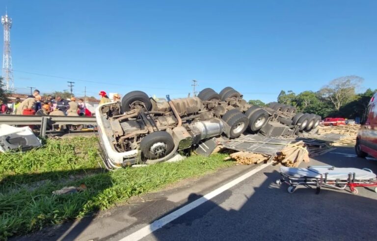 Carreta capota na BR-230 e homem fica preso às ferragens, em Santa Rita; trânsito é modificado