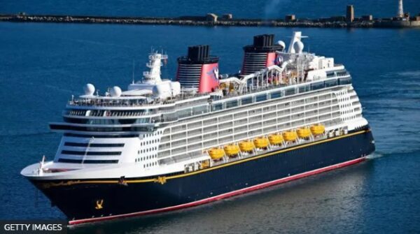 Pai pula de navio da Disney para salvar filha de 4 anos que caiu no mar