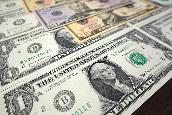Dólar recua com tombaço do emprego nos EUA e repique do tarifaço