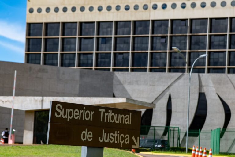 STJ: mãe que amamenta bebê na prisão terá pena reduzida STJ: mãe que amamenta bebê na prisão terá pena reduzida