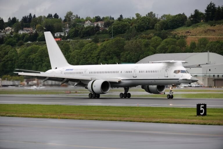 Avião sem identificação do governo dos EUA chega ao Brasil. Entenda