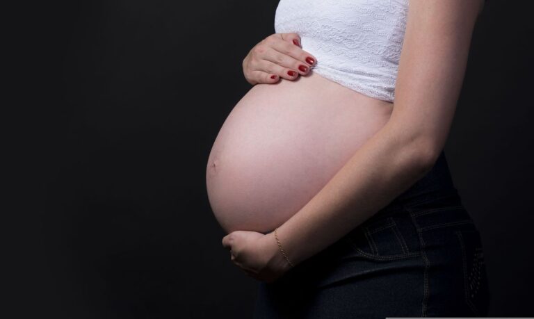 Lei que estende licença e salário-maternidade por 120 dias após alta hospitalar é sancionada