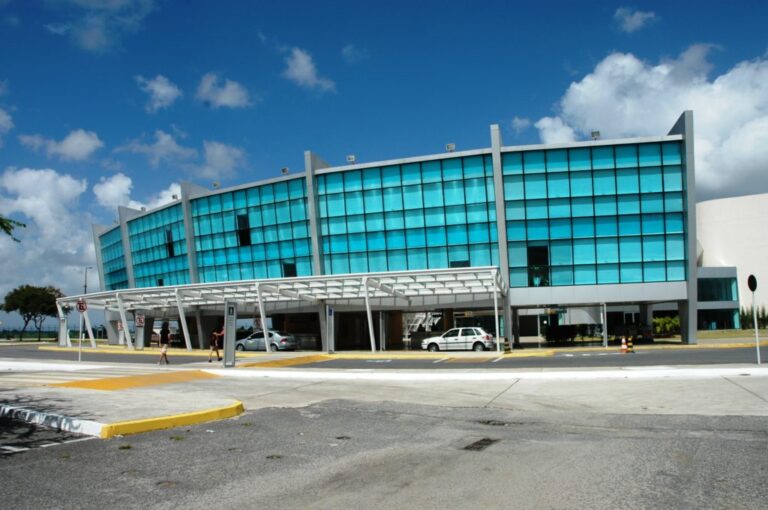 Mulher é presa em flagrante no Aeroporto Castro Pinto com mais de 10 kg de maconha