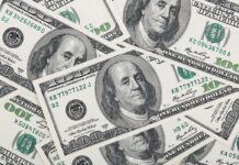 Dólar abre em alta com tarifaço e julgamento de Bolsonaro em foco