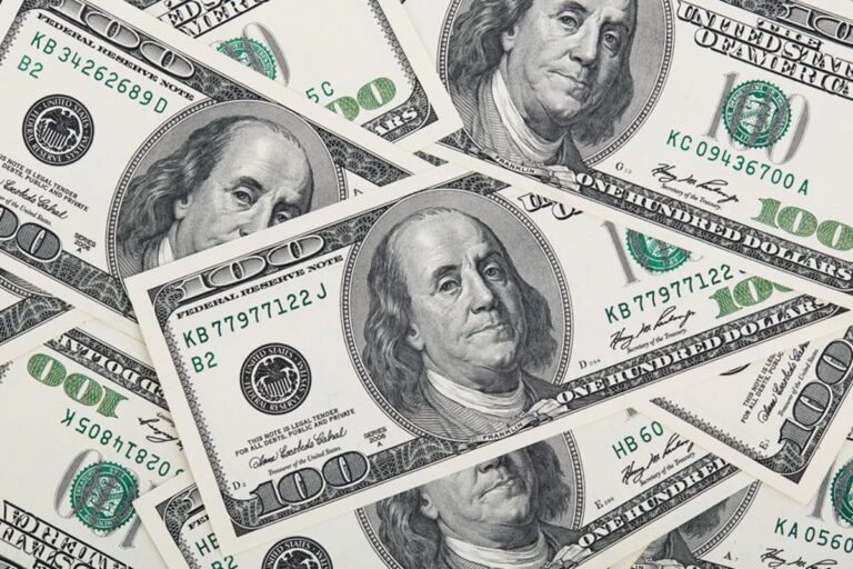 Dólar abre em alta com tarifaço e julgamento de Bolsonaro em foco