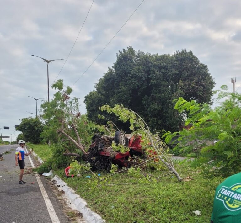 Carro capota e deixa cinco pessoas feridas em acidente na PB-008