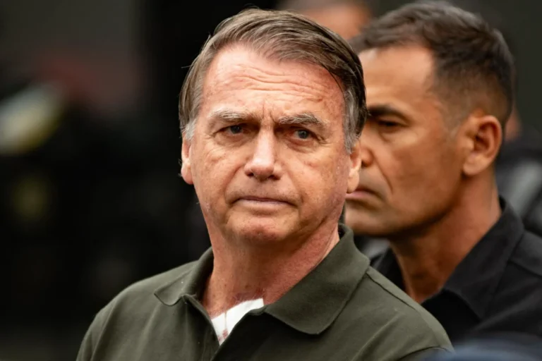 Bolsonaro tem nova crise de soluços e pede visita médica em casa