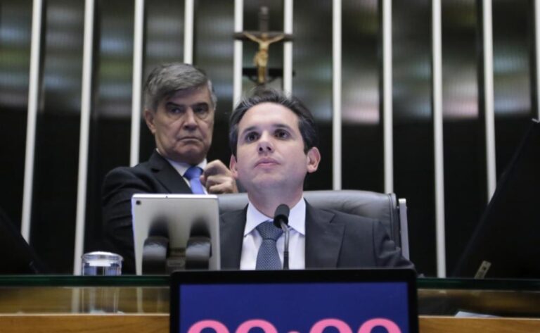 Hugo Motta promete urgência para projeto que proíbe cobrança por mala de mão em voos