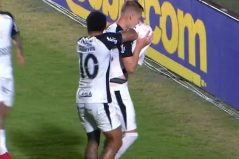 Com um a menos, Corinthians faz gol no final e triunfa sobre Vitória
