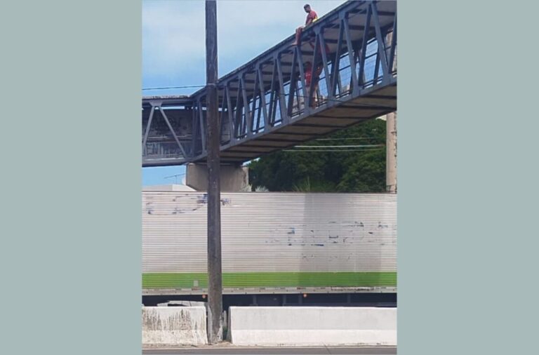Angústia: motorista para carreta embaixo de passarela e salva vida de homem que ameaçava se jogar na BR-230, em João Pessoa