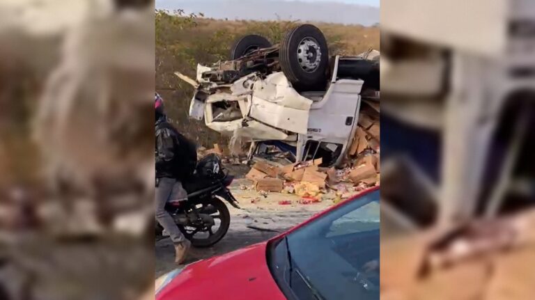 Colisão entre dois caminhões e quatro carros deixa cinco mortos na BR-230 em Soledade