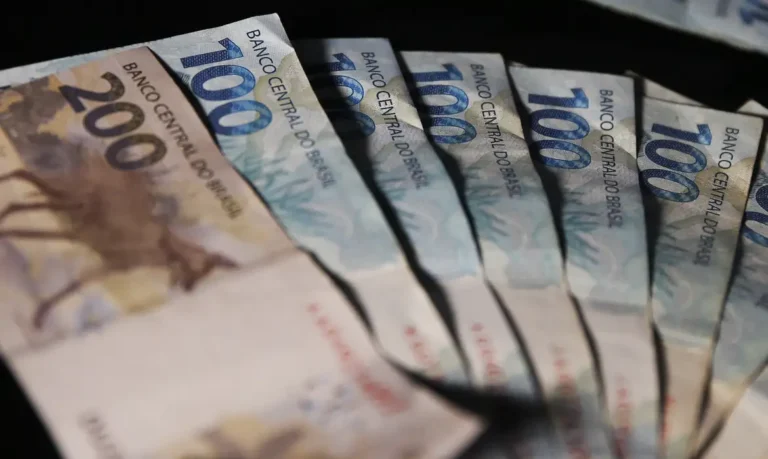 Governo confirma salário mínimo de R$ 1.621 para 2026