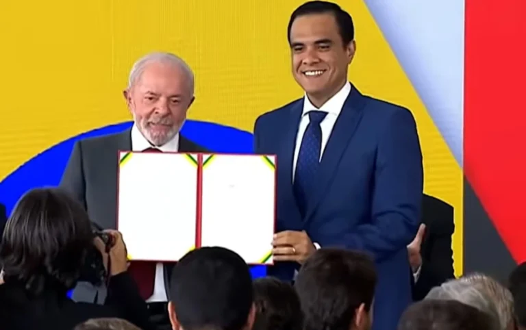 Gustavo Feliciano assume ministério do Turismo com discurso de ‘harmonia’ e agradecimento a Lula e Motta