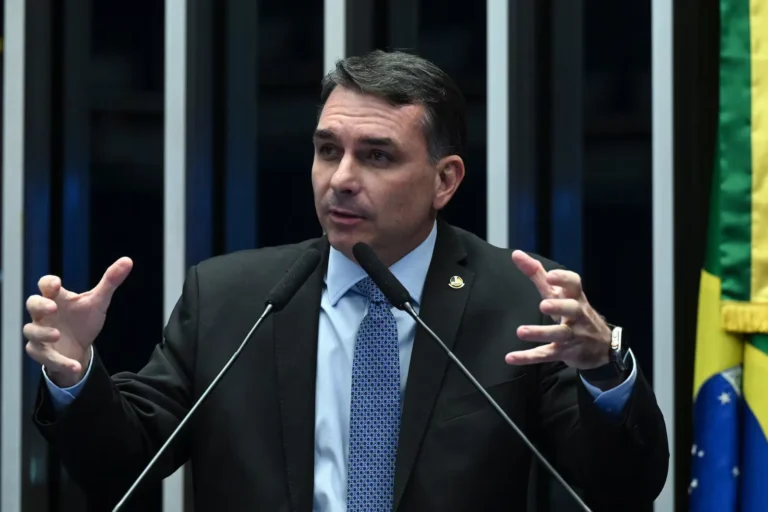 Anúncio da candidatura de Flávio Bolsonaro racha a direita e anima petistas
