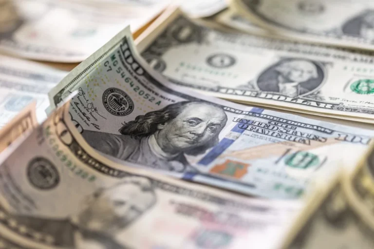 Dólar abre em alta com emprego nos EUA e à espera da “superquarta”