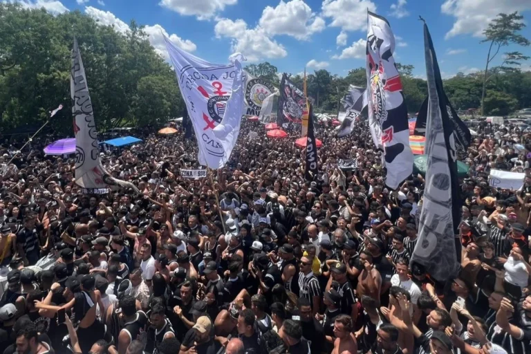 Torcedores do Corinthians começam a “invadir a praia” para final no RJ