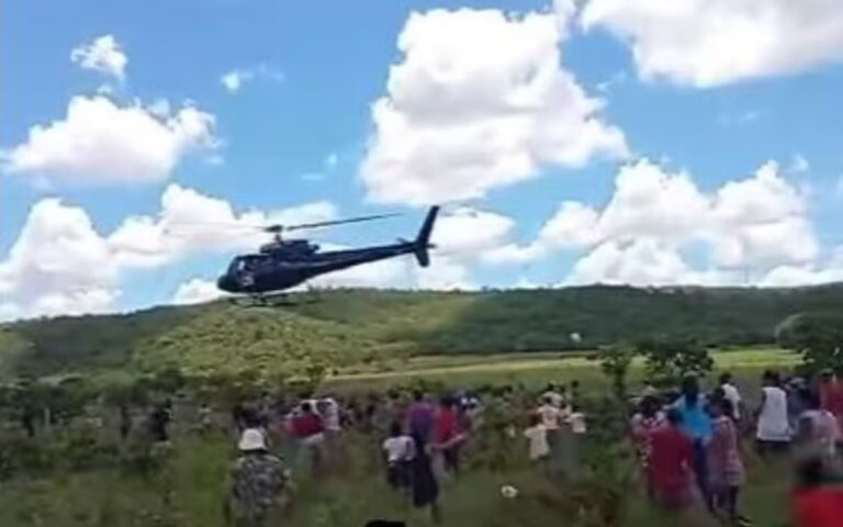Empresário usa helicóptero para jogar carnes sobre cidade em Goiás. Veja vídeo