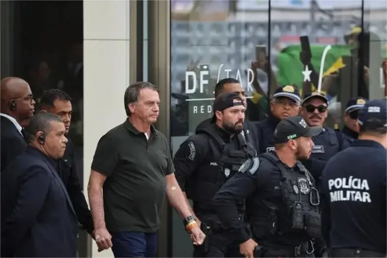 Médico diz que cirurgia de Bolsonaro no Natal deve durar até 4 horas