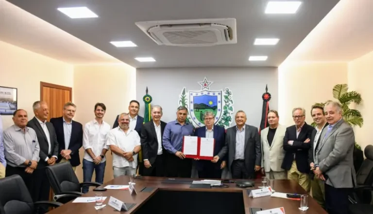 Governador João Azevêdo assina decreto para venda direta de álcool das usinas para os postos e preços devem baixar, na Paraíba