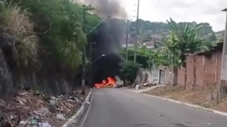 Carro é incendiado e via interditada em protesto após morte de jovem na via entre Rangel e Jaguaribe