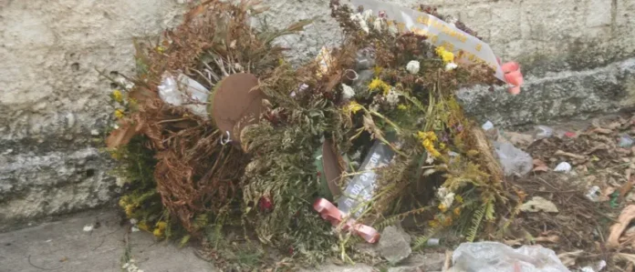 em-cruz-das-armas-restos-de-caixoes-mortalhas-e-todo-o-lixo-do-cemiterio-sao-jose-esta-sendo-jogado-na-rua