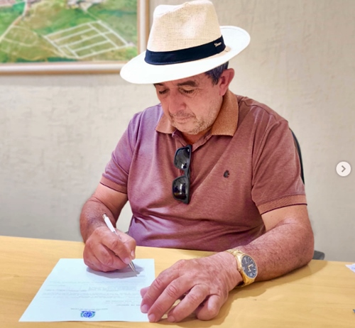 prefeito Josmar assina