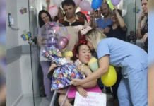 Após 11 anos de internação, jovem celebra alta com familiares e profissionais do HU