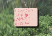 Corpo é encontrado com mensagem atribuída ao CV: “Fica de exemplo”