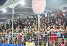 Arquibancada cede e desfiles do Carnaval Tradição em João Pessoa são suspensos