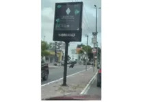 Relógio de rua exibe ‘fora Lula ladrão’ em avenida movimentada de João Pessoa e gera polêmica