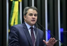 Efraim Filho confirma ida para o PL e revela convite para assumir comando do partido na Paraíba