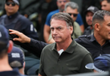 A Procuradoria-Geral da República se manifestou, nesta segunda-feira (23), a favor da concessão de prisão domiciliar ao ex-presidente Jair Bolsonaro. A recomendação ocorre após Bolsonaro ser internado com um quadro de broncopneumonia, no último dia 13.